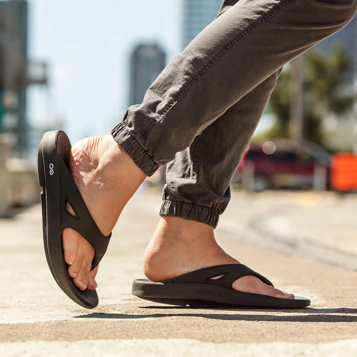 OOFOS OOriginal Sandal - Lightweight Recovery Footwear - Reduces Stress on Feet, Joints & Back - Machine Washable 7 Women/5 Men Black